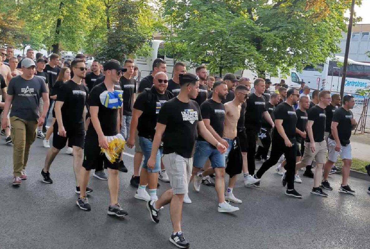 Fanaticosi u korteu krenuli na Bilino polje
