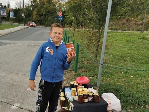 Faris prodaje domaće proizvode kako bi pomogao bolesnim roditeljima