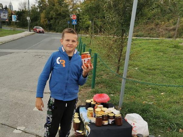 Faris prodaje domaće proizvode kako bi pomogao bolesnim roditeljima