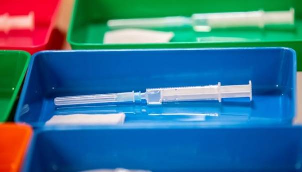 Farmaceut namjerno uništio više od 500 doza vakcine protiv COVID-19