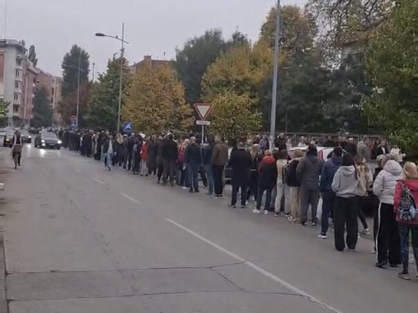 Fascinantan prizor iz Novog Sada: Nepregledan red na glasanju