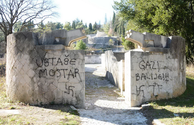 Fašističke poruke na Partizanskom spomen groblju u Mostaru