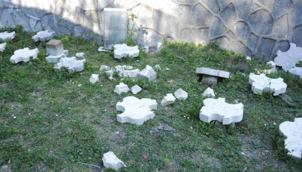 Fašizam u doba korone: Oskrnavljeno Partizansko groblje