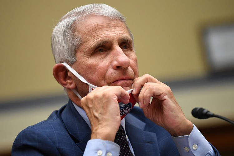Fauci: Mislim da je vrijeme za skidanje maski u zatvorenom