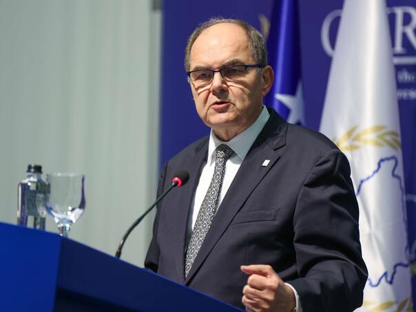 FAZ Schmidtu: Jesu li Amerikanci Dodiku "servirali" vašu glavu?