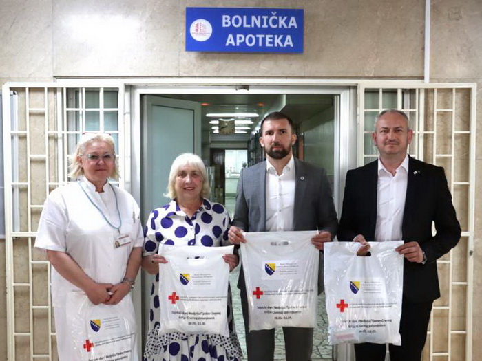 Federalno ministarstvo rada i socijalne politike i Crveni križ daruju novorođenčad u porodilištima