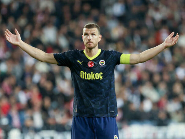 Fenerbahče napravio (pre)skup kiks, Džeko ljutito napustio teren