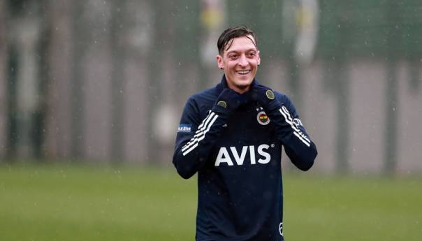 Mesut Ozil neće dobijati platu do kraja ove sezone