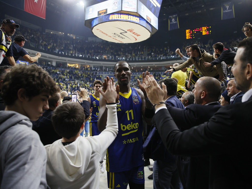 Fenerbahče trojkom Hayes-Davisa u posljednjoj sekundi pobijedio Pariz
