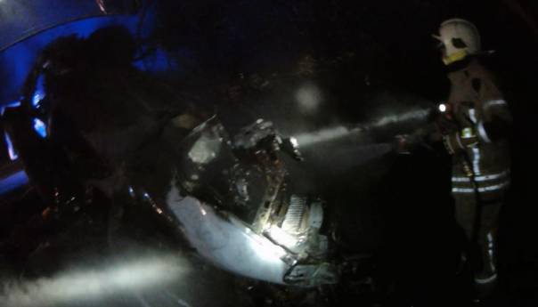 Fiat sletio pa se zapalio, poginuo suvozač