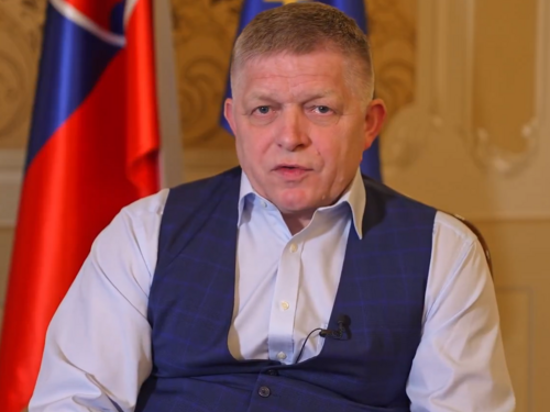 Fico: Rusi kleče samo kad vežu pertle
