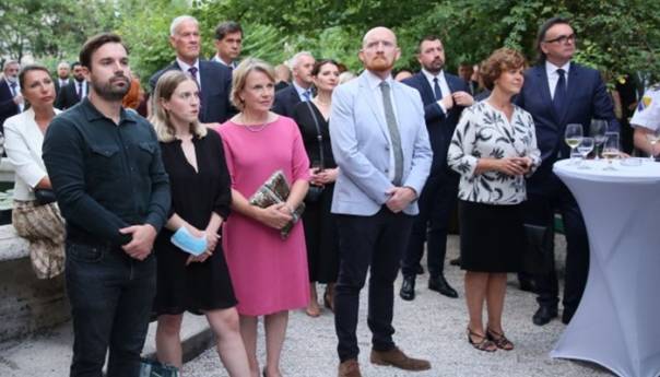 Field: Britanija snažno podržava Schmidta i rad OHR-a