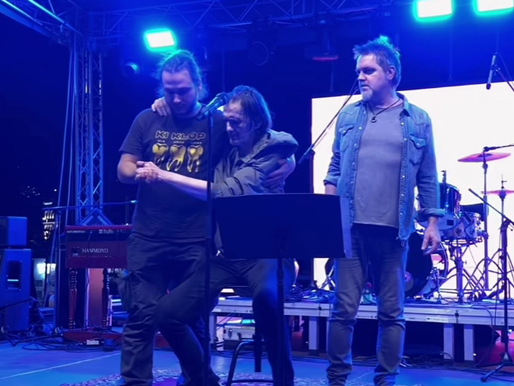 Fijasko u Makarskoj: Goran Bare iznesen sa bine, nije mogao pjevati