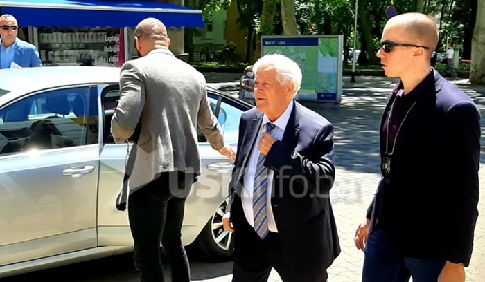 Fikret Abdić u pratnji službenika FUP-a stigao u Tužilaštvo USK