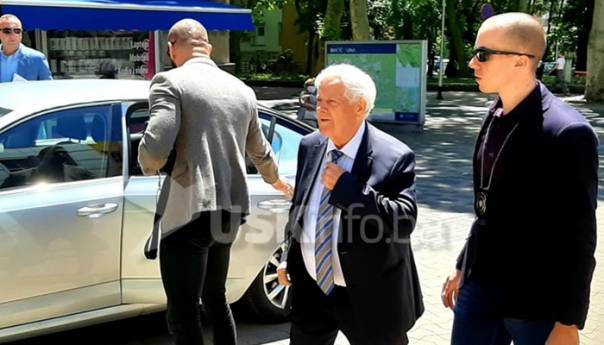Fikret Abdić u pratnji službenika FUP-a stigao u Tužilaštvo USK