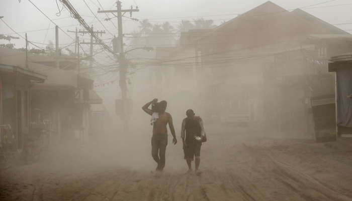 Filipini: Ulice prekrivene vulkanskim pepelom