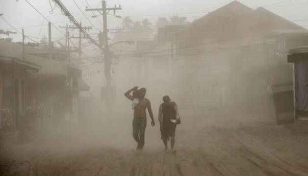 Filipini: Ulice prekrivene vulkanskim pepelom