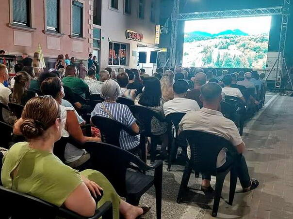 Film "Vratiću se u Krajinu" predstavljen publici u Sanskom Mostu