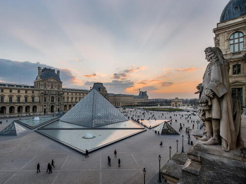 Filmska pljačka u Louvreu: Pljačkaši s motornim pilama upali u muzej