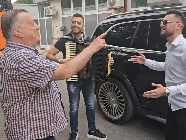 Finalista Zvezda Granda iznenadio Halida Bešlića u Semizovcu, pa dobio vrijedan savjet