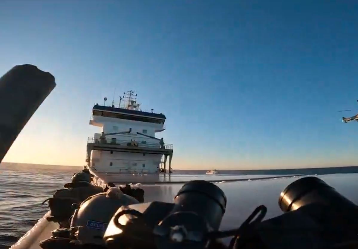 Finci zaplijenili ruski brod iz takozvane flote iz sjene, uhapšeno 14 mornara