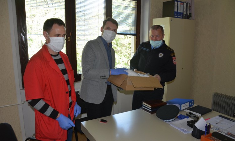 Firma Prevent donirala zaštitne maske policajcima u Bratuncu i Srebrenici