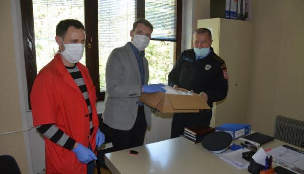 Firma Prevent donirala zaštitne maske policajcima u Bratuncu i Srebrenici