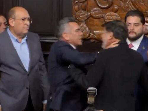 Fizički obračun u meksičkom senatu: Šef opozicije bacio senatora na pod
