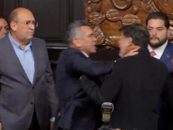 Fizički obračun u meksičkom senatu: Šef opozicije bacio senatora na pod