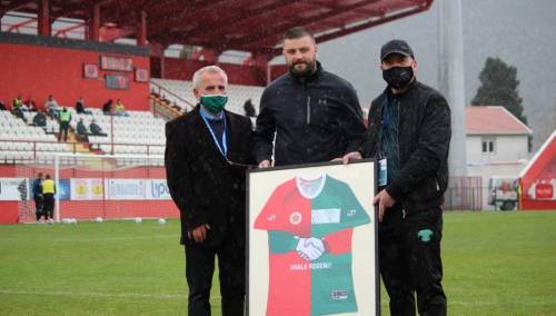 FK Klis originalnim poklonom počastio Velež