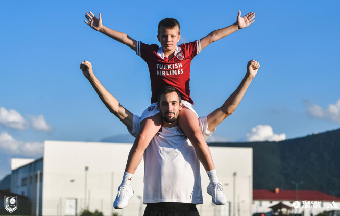 FK Sarajevo nagradilo dječaka koji je uprkos kiši i porazu pokazao ljubav prema voljenom klubu