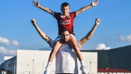 FK Sarajevo nagradilo dječaka koji je uprkos kiši i porazu pokazao ljubav prema voljenom klubu