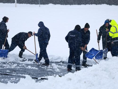 Marljivi radnici na Grbavici: Željezničar priprema teren za duel protiv Sloge