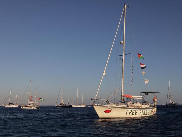 Flotila Sumud: Stotine volontera Izrael pritvorio na veliki vojni brod