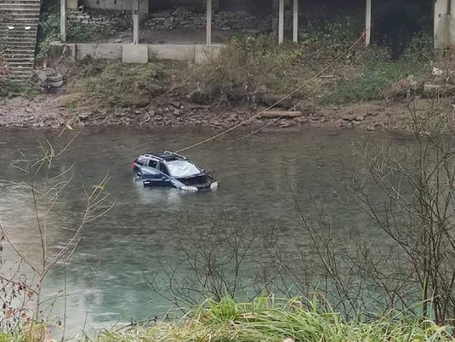 Foča: Pucali u centru grada, pa gurnuli vozilo u rijeku Drinu