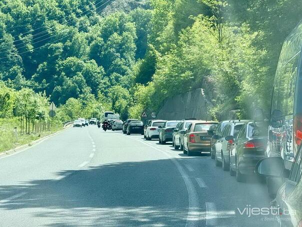 Formirana kilometarska kolona vozila kod Jablanice
