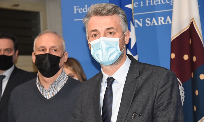 Forto i Vranić danas preuzimaju donaciju 10.000 vakcina iz Srbije