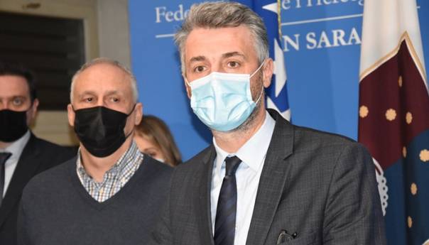 Forto i Vranić danas preuzimaju donaciju 10.000 vakcina iz Srbije