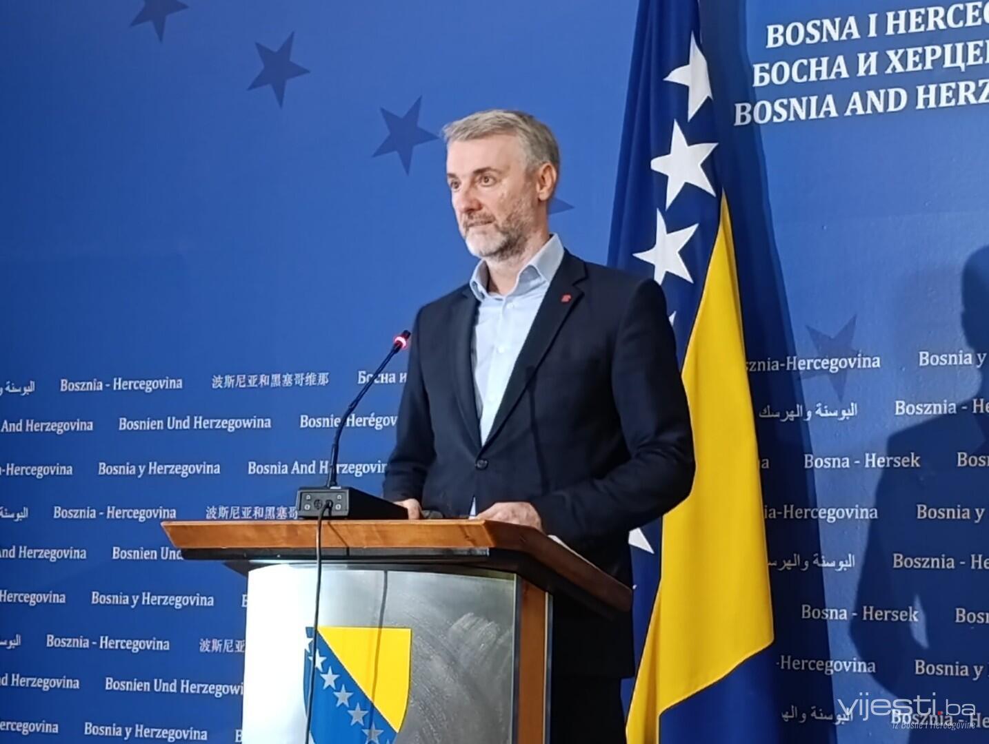 Forto: Politika koristi proteste, ne blokirajte državu