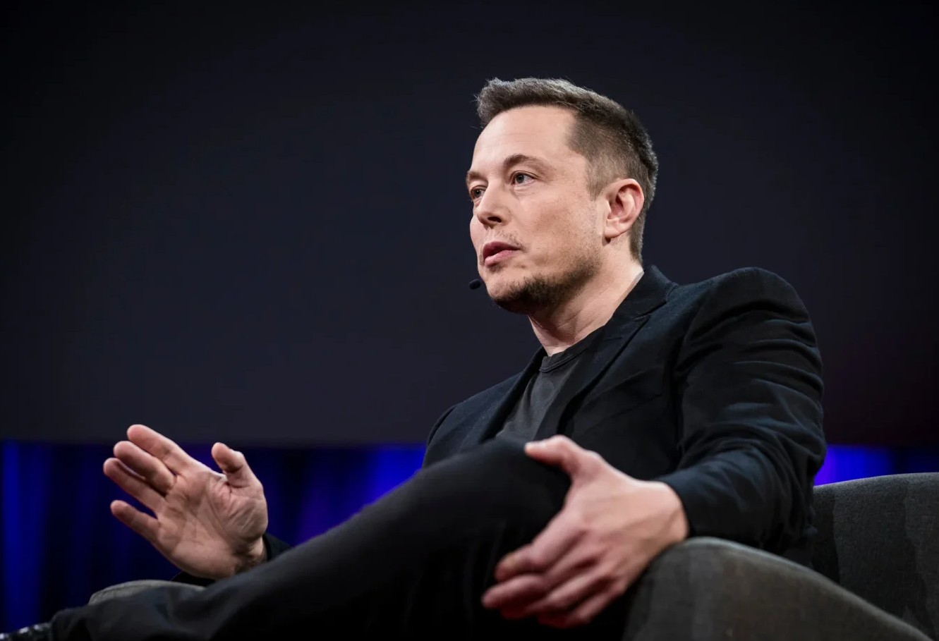 Fotka Elona Muska u ogromnim cipelama postala viralna: "Koje su ovo cipele?"