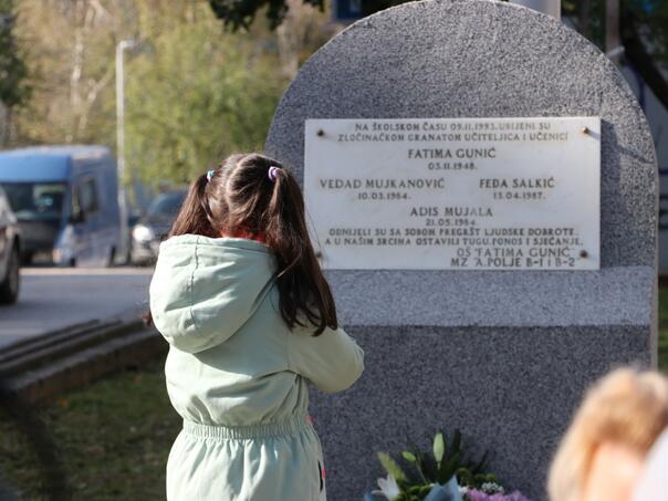 Foto: 30. godišnjica od ubistva učiteljice Fatime Gunić i njenih učenika