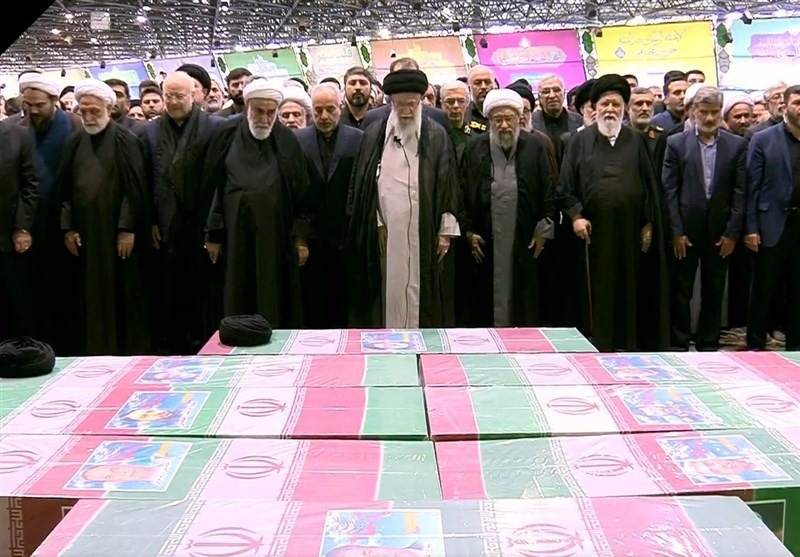 Foto: Ajatolah Hamenei predvodio dženazu predsjedniku Raisiju
