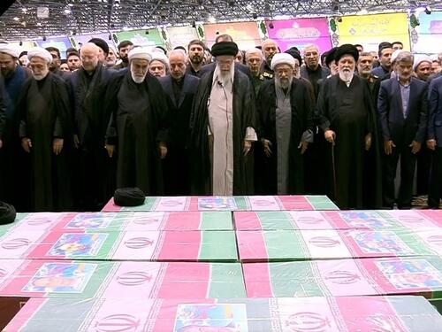 Foto: Ajatolah Hamenei predvodio dženazu predsjedniku Raisiju