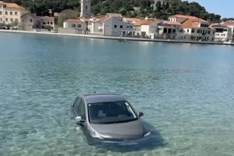 Foto: Automobil završio u moru na hrvatskoj obali