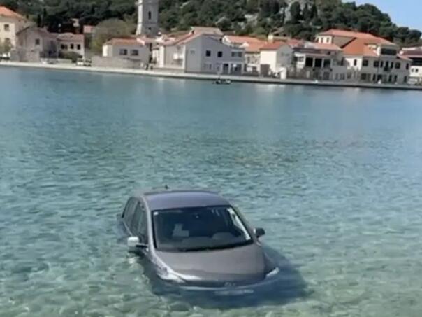 Foto: Automobil završio u moru na hrvatskoj obali