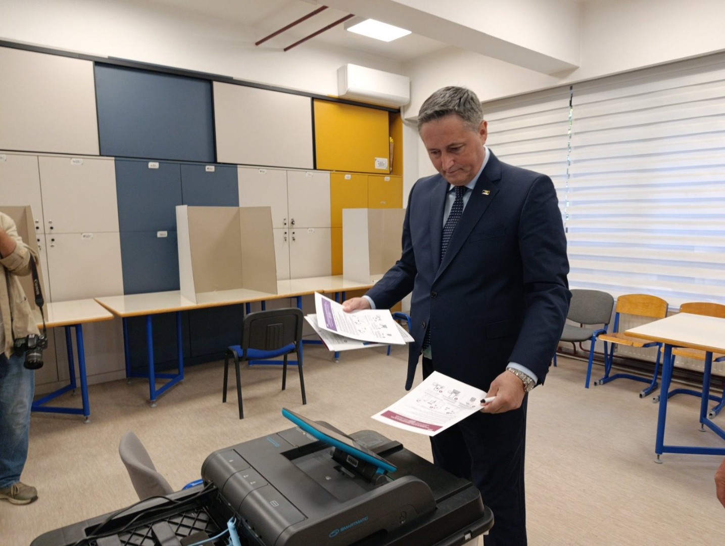 Foto: Bećirović sa suprugom glasao u Tuzli