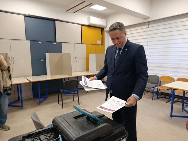 Foto: Bećirović sa suprugom glasao u Tuzli