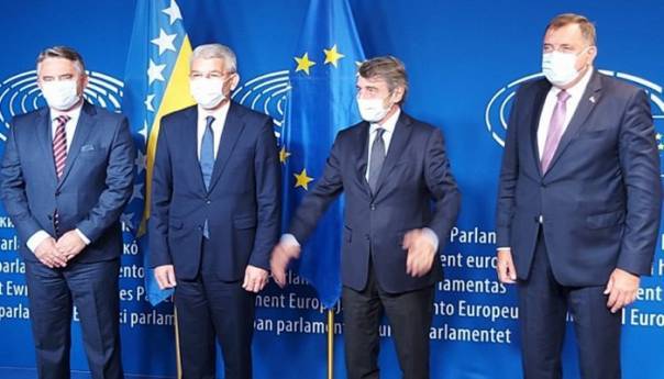 Foto / Bez varnica: Dodik samo ukazao Sassoliju na protokol