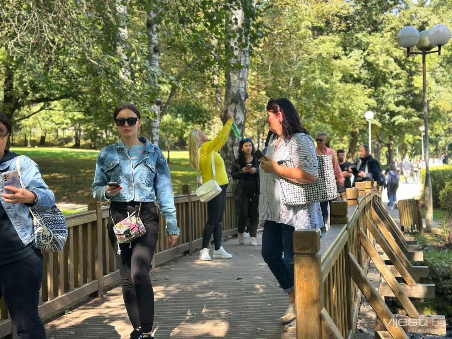 Foto: Brojni građani iskoristili lijepo vrijeme i prošetali Vrelom Bosne 