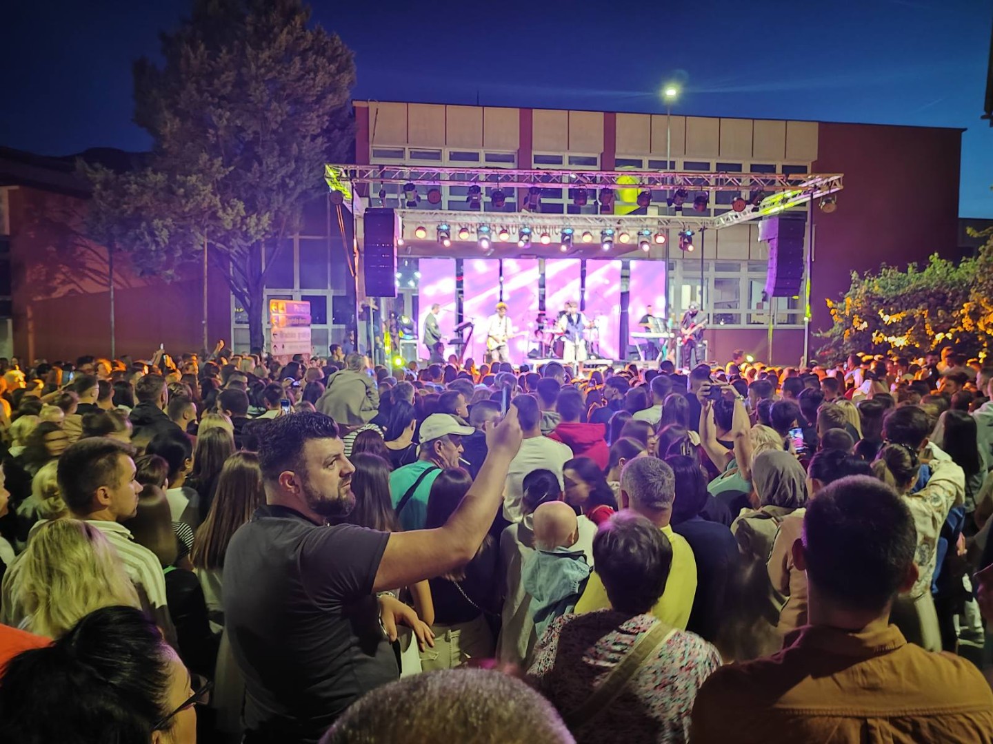 Foto: Crvena jabuka održala koncert u Konjicu